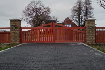 Houten toegangspoorten